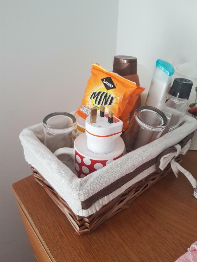 Modern Lovely Bedroom Close To Stations In East London, Zone 2 Londen